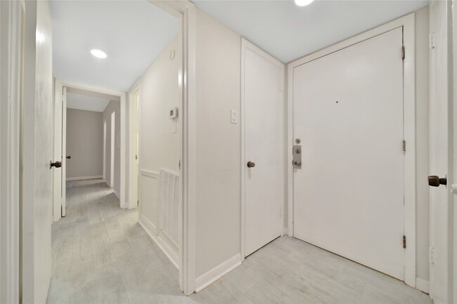 Building Photo - 2822 Briarhurst Dr