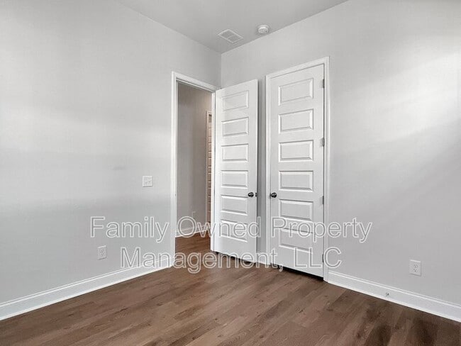 Building Photo - 420 W Respite Ln