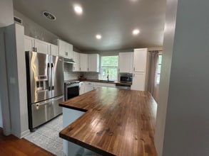 Building Photo - 7424 Roslyn Rd