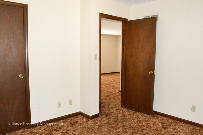 Building Photo - 2025 Shirley Ln