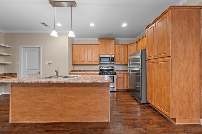 Building Photo - AVAILABLE NOW! Beautiful 3 bedroom townhome located in Waco!