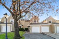 Building Photo - Beautiful Overland Park Townhome 2/3-Bed, 3.5-Bath - February move-in Special!!