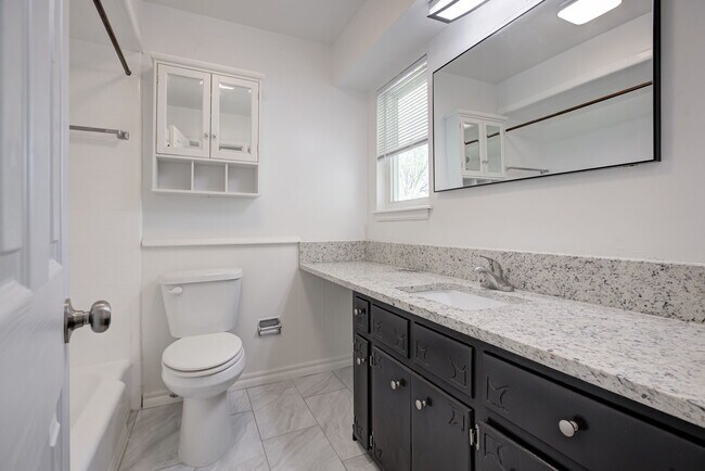 Building Photo - 1520 Brookdale Dr