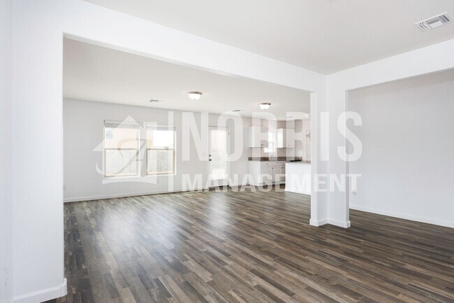 Building Photo - Newer Home in a Great Location to the Freeway