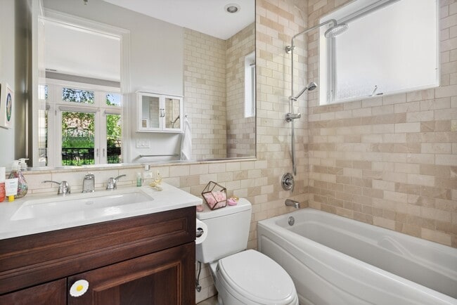 Building Photo - 1925 N Bissell St