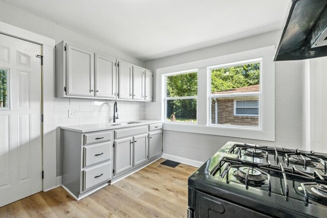 Building Photo - 2526 Caroline Ave