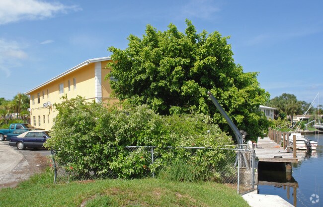 Building Photo - 2400 NE 25th Pl