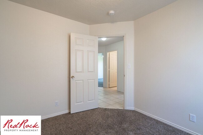 Building Photo - 2620 E 700 N