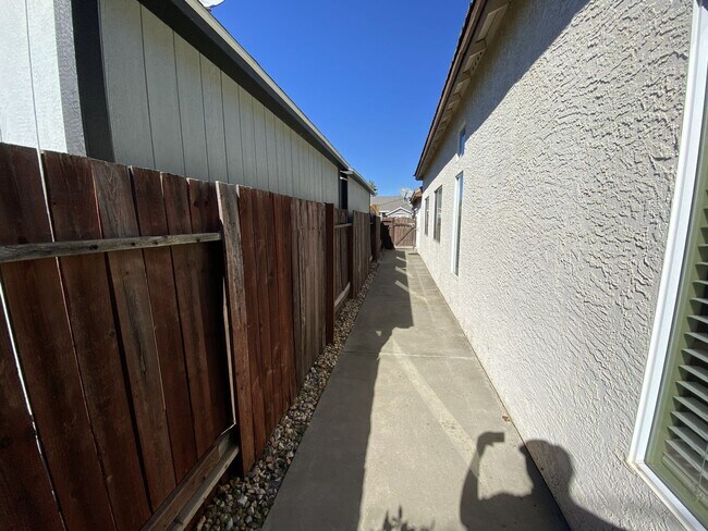 Building Photo - Charming Single-Story Home in Tracy — Across from the Park!