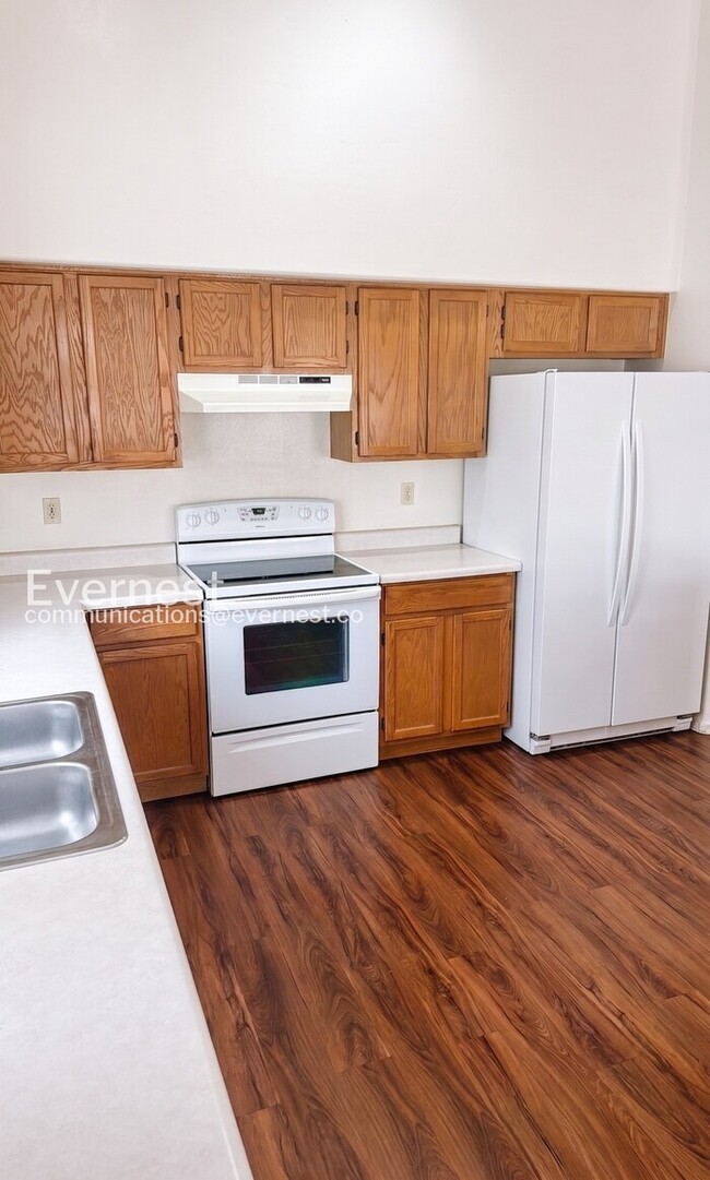 Building Photo - 4 Bed/2 Bath Home with Private Pool & 3-Car Garage / Vouchers Accepted / Available Now!