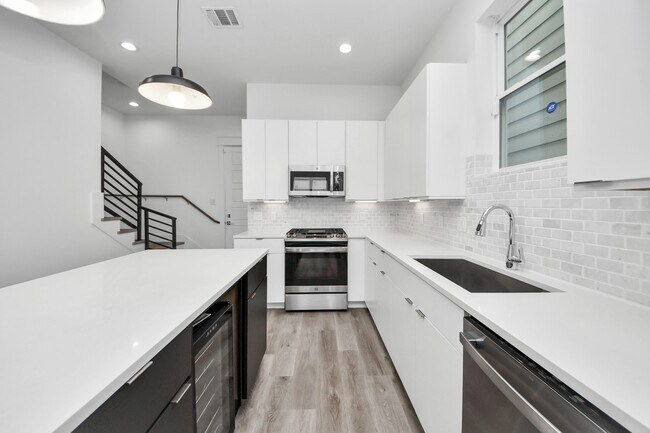 Building Photo - 5402 Margarita St