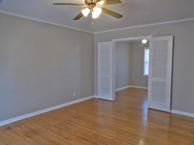Building Photo - 3 Bed, 1.5 Bath Fenced Pets Allowed