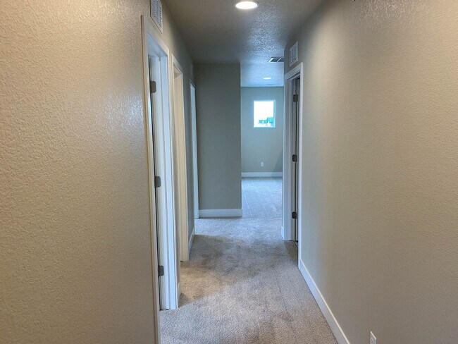 Building Photo - Stunning 4-Bedroom Duplex in Desirable Alpine Vista Neighborhood