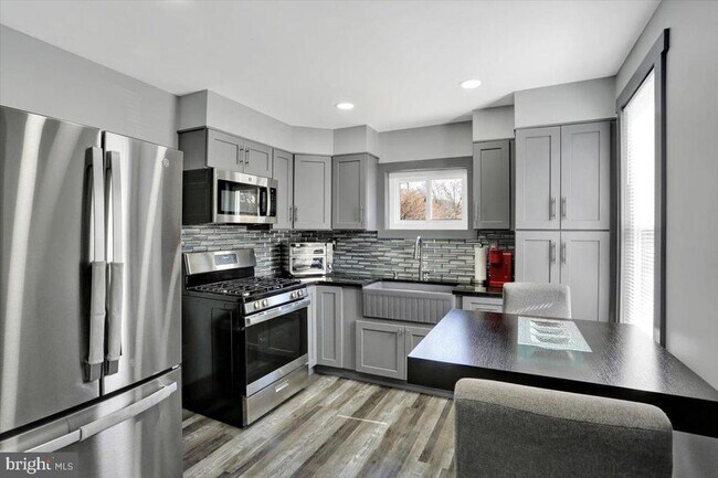 Building Photo - 553 Wunder St