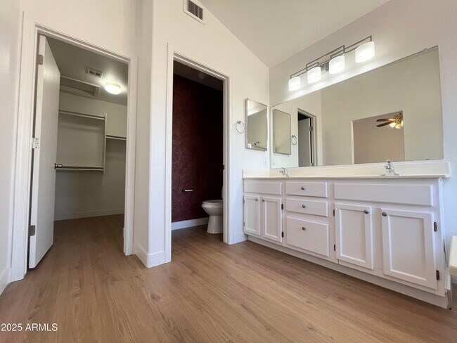 Building Photo - 7504 W Jenan Dr