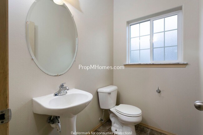 Building Photo - Comfortable 3-Story Townhome in Powellhurs...