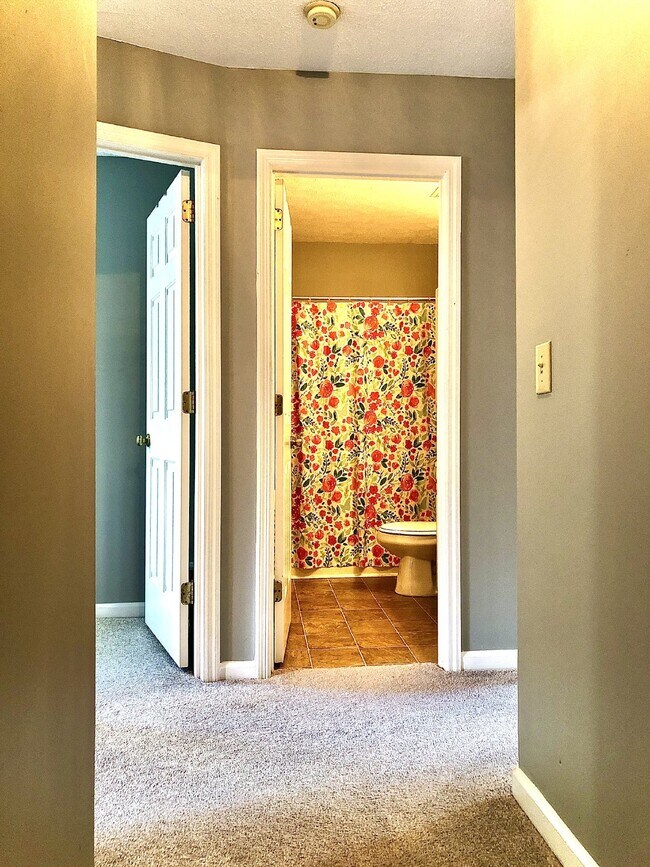 Building Photo - COMING SOON... Split-Level 3Bed/2Bath in H...