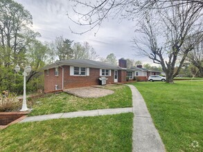 Building Photo - Great Candler Location!