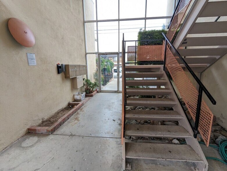 Building Photo - 6136 Fulton Ave