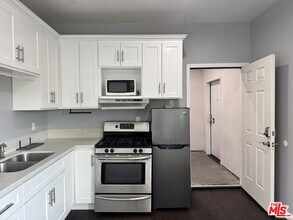 Building Photo - 727 S Gramercy Dr