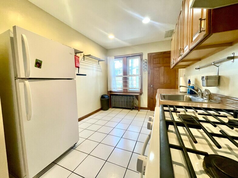 Building Photo - 27 South Crescent Circuit