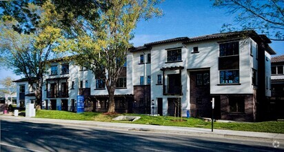 Building Photo - Pleasanton Andares townhouse 3 BD + office...