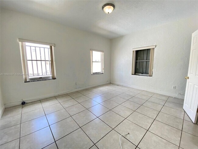 Building Photo - 313 N Krome Ave