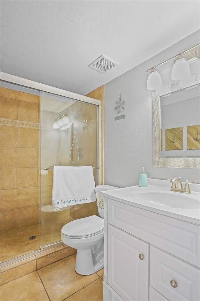 Building Photo - Bright Furnished End-Unit Condo Overlooking the Pond