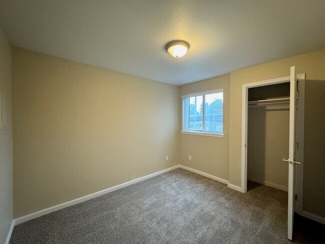 Building Photo - Lovely 2 Bedroom Condo in Hampton Village ...