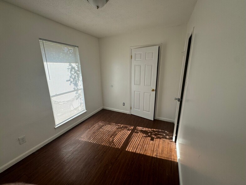 Building Photo - 6049 Eric Ln