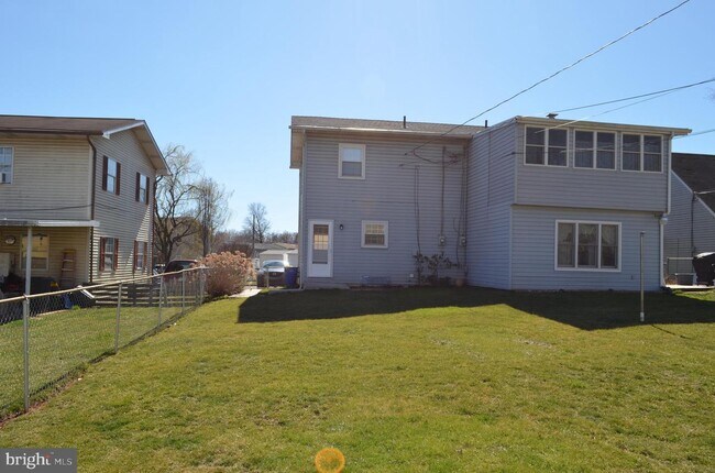 Building Photo - 415 Aspen St