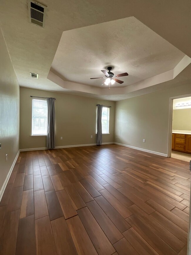 Building Photo - 105 Mayhaw St
