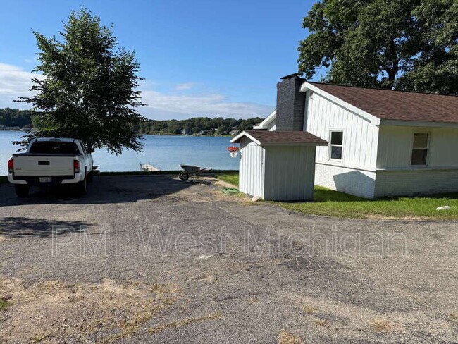 Building Photo - 12495 Oakwood Shores St