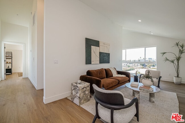 Building Photo - 611 N Virgil Ave