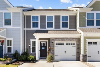 Building Photo - Modern Living in the Heart of Chesapeake.