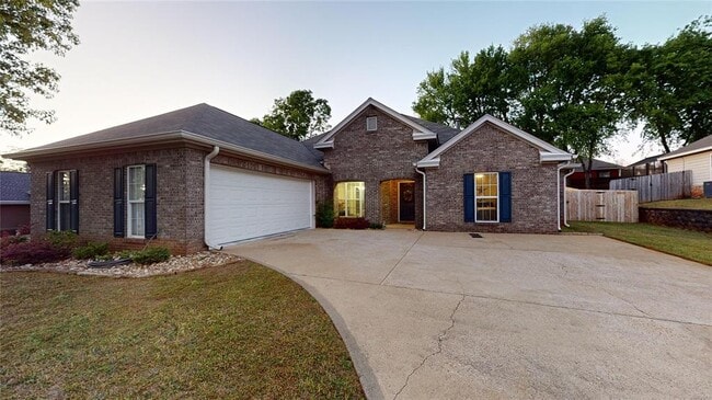 Building Photo - 1067 E Poplar St