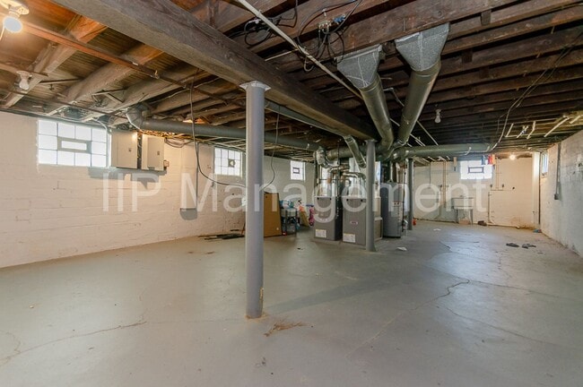 Building Photo - 3102 Montclair Ave