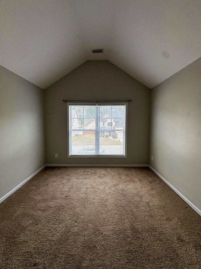 Building Photo - Spacious 4 Bed 2.5 Bath Fayetteville Home