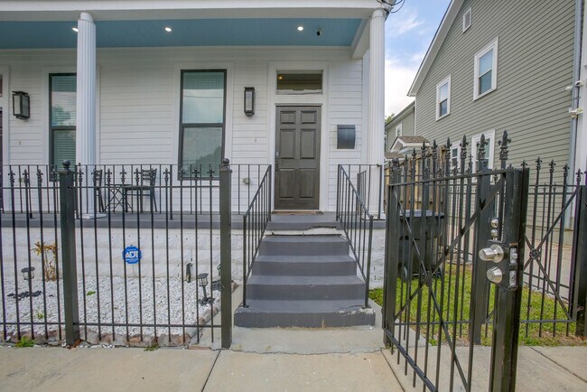 Building Photo - 2709 Baronne St