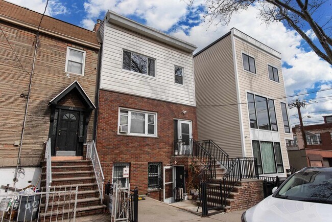 Building Photo - 38 Ravine Ave