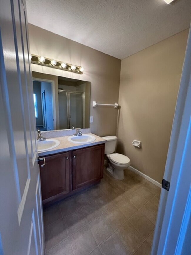 Building Photo - 2 Bed 2.5 Bath Condo in Downtown Powell Available for Pre-Lease!