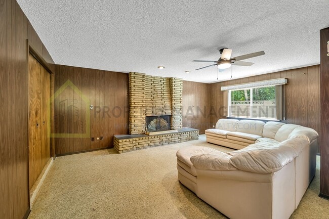 Building Photo - Charming 3-Bed Ranch Home with room for 4t...