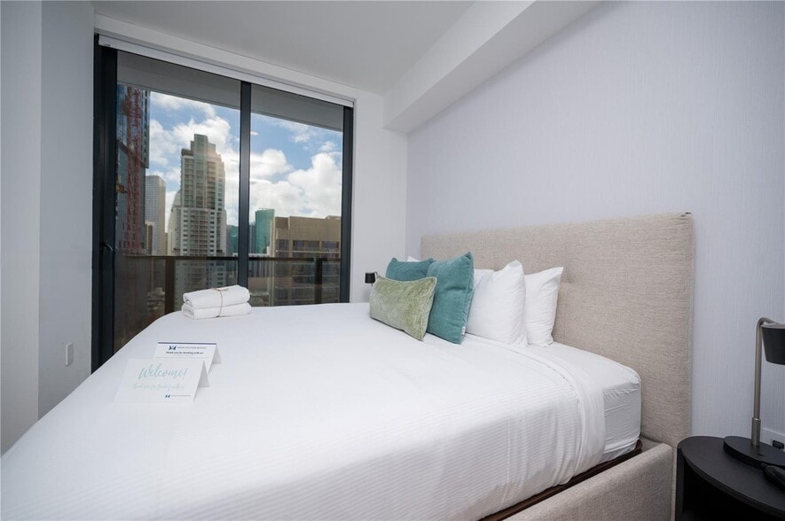 Building Photo - 398 NE 5th St