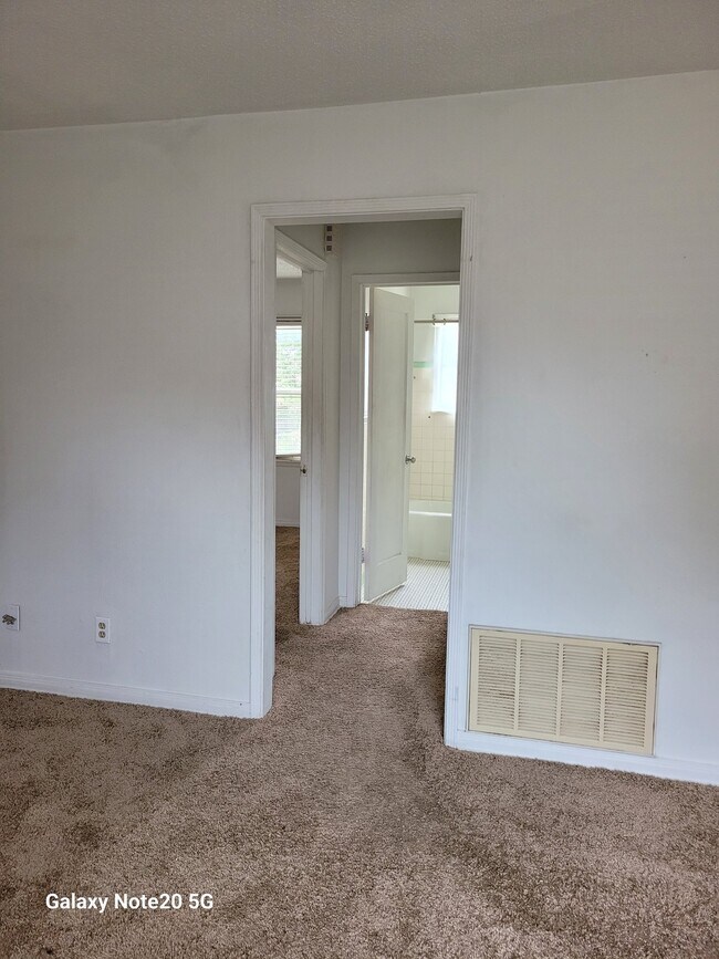 Building Photo - 526 E Harmon Dr