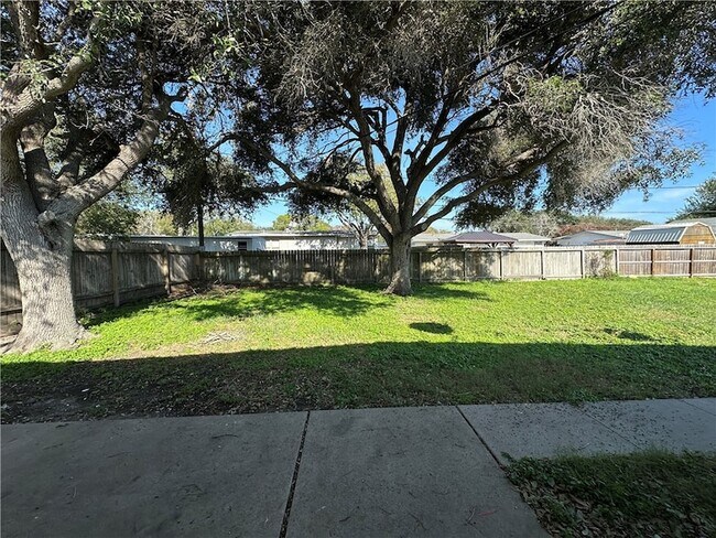 Building Photo - 117 Holly Dr