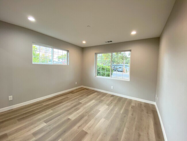 Building Photo - 1236 Hollyburne Ave