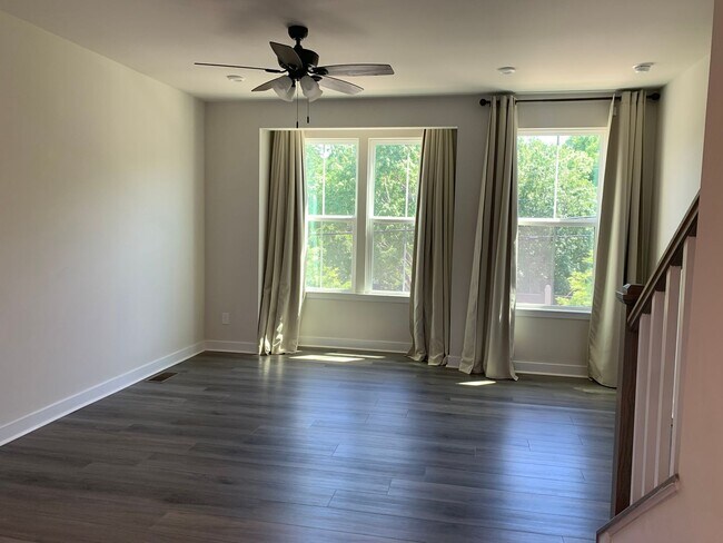 Building Photo - Beautiful Three Bedroom Townhouse!