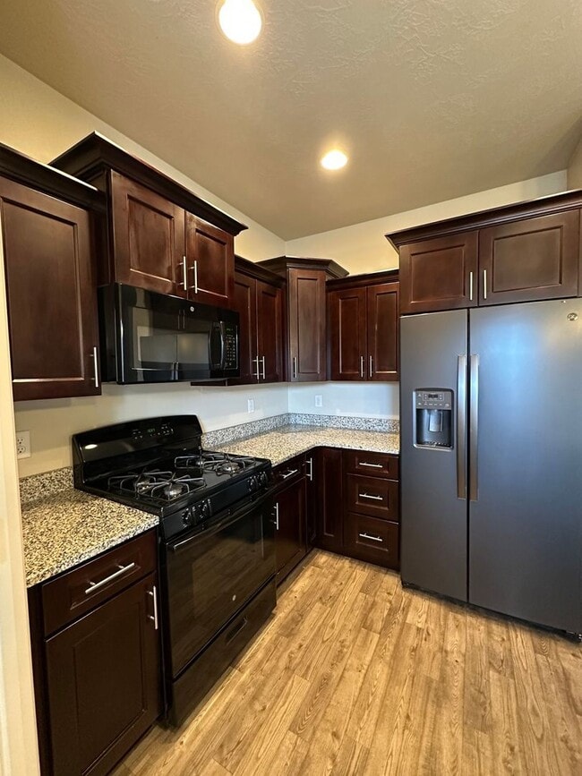 Building Photo - Charming Townhome