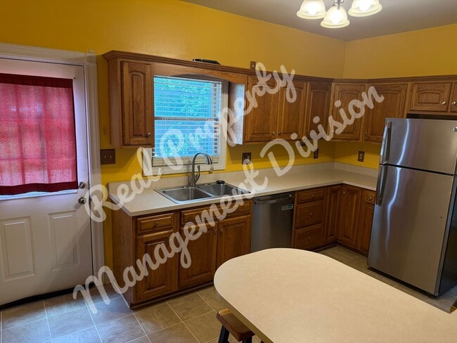 Building Photo - Spacious 3-Bed, 2-Bath Home with Fenced Yard in a Quiet Neighborhood