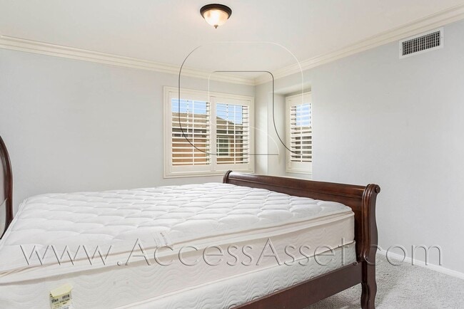 Building Photo - Beautiful 3 Bed/3.5 Bath Condo In Tustin!